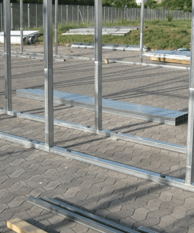 Verankering-van-een-loods-met-betonankers-of-grondpennen Verankering-van-een-loods-met-betonankers-of-grondpennen