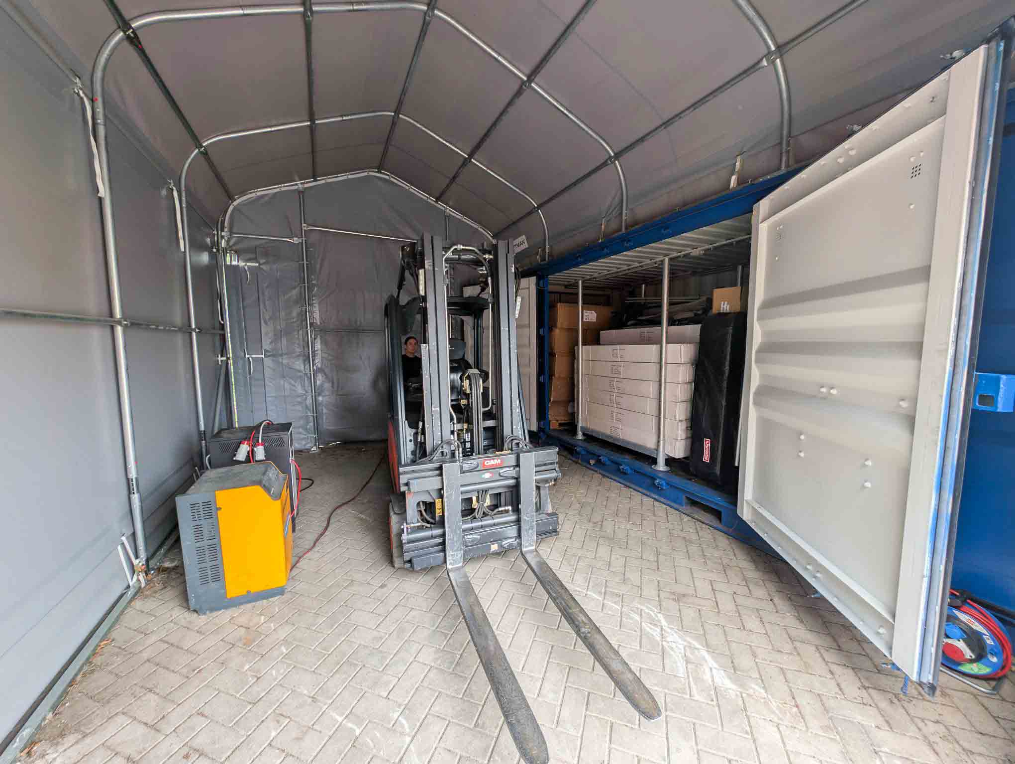 Electrisch laden buiten - sidewall - open-side container - containeroverkapping (2)