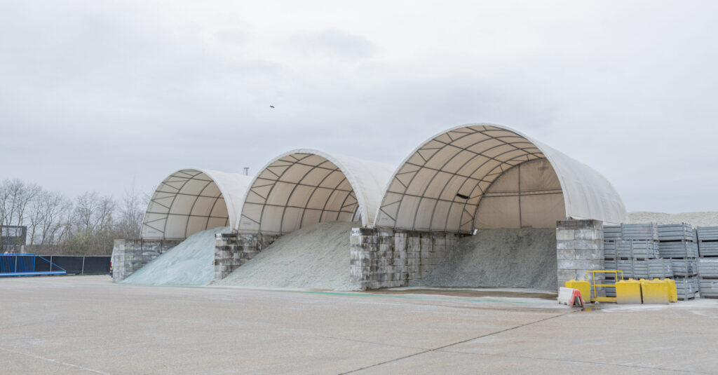 foto_cta1012_3x_wit_topgevel_betonwand_betonankers_product_afval_Maltha recycling (niet noemen)_2 foto_cta1012_3x_wit_topgevel_betonwand_betonankers_product_afval_Maltha recycling (niet noemen)_2